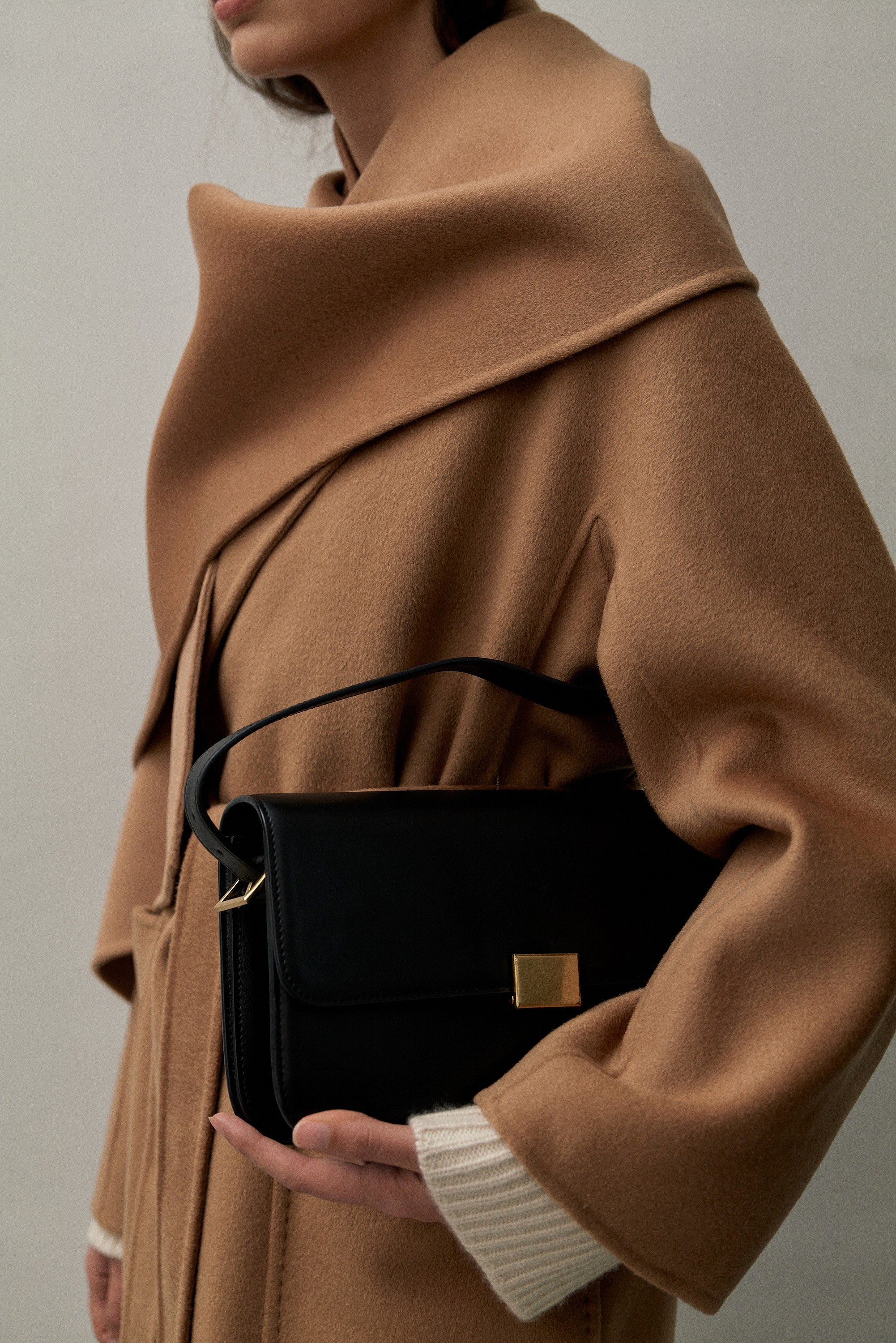 THE CLASSIC SHOULDER BAG