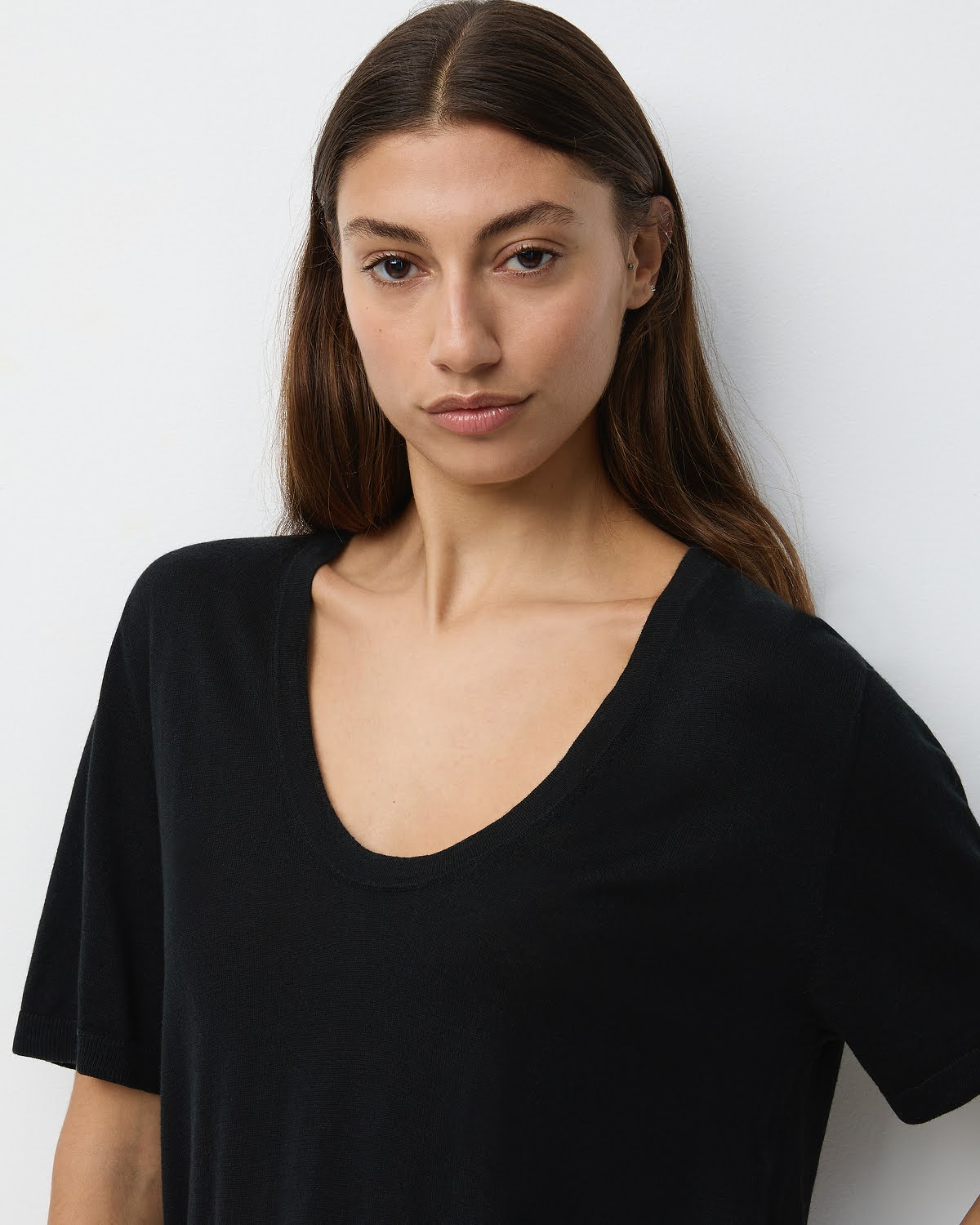 THE U NECK - BLACK – THE CURATED