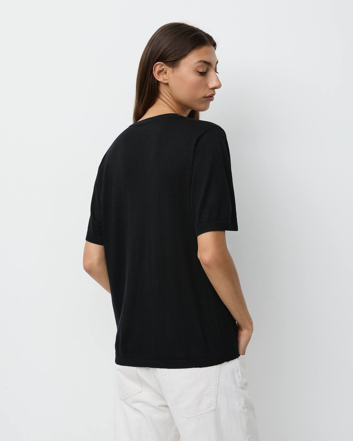 THE U NECK - BLACK – THE CURATED
